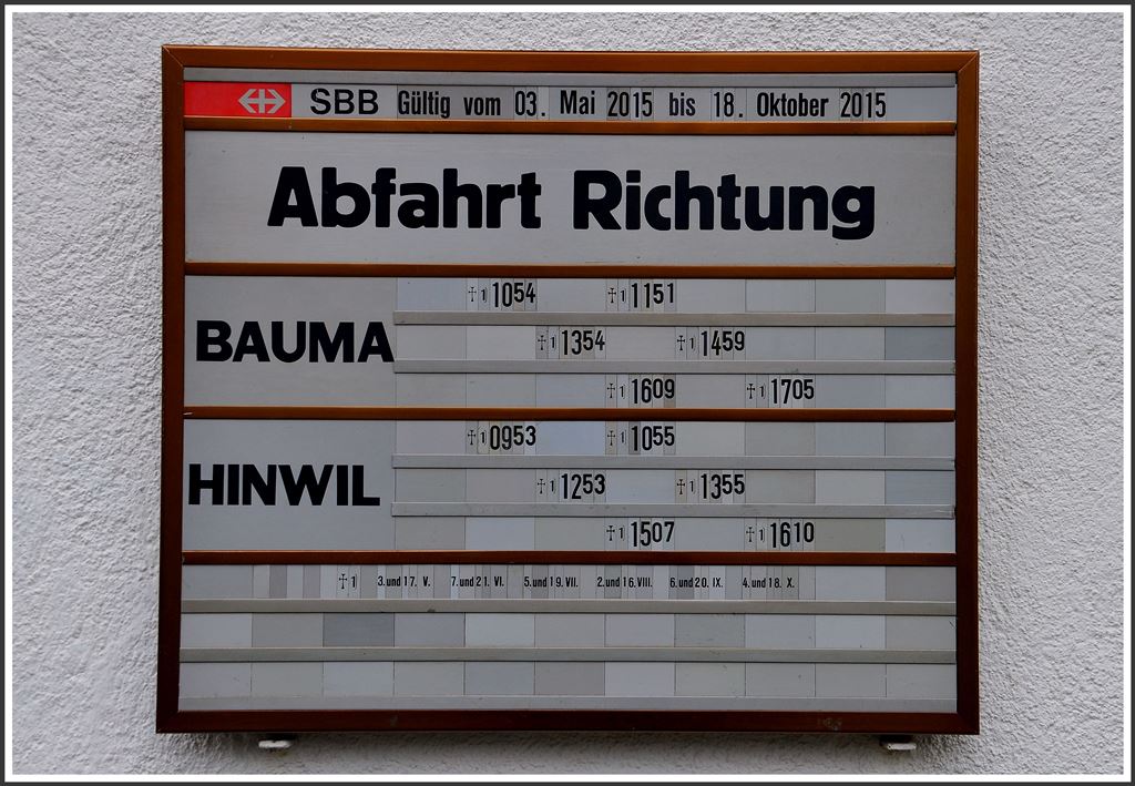 Impressionen vom Dampfverein Zürich Oberland aus Baeretswil. Eine sogenannte Nigg-Tabelle zeigt den ganzen Jahresfahrplan 2015. (03.05.2015)
