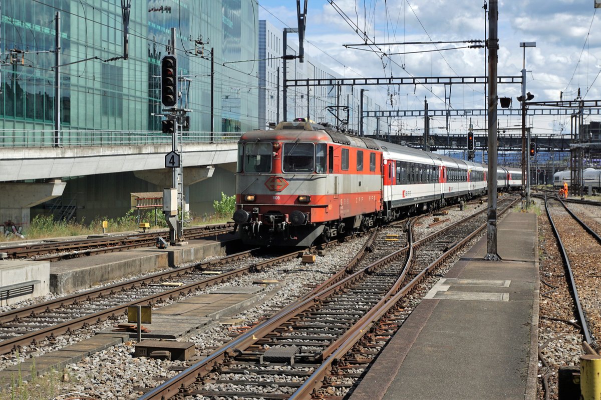 Impressionen der
 Swiss-Express -Maschine Re 420 109
vom 24. August 2020 im Bahnhof Basel SBB.
Einfahrt des IR 36 InterRegio 1972 auf Gleis 4.
Foto: Walter Ruetsch 
