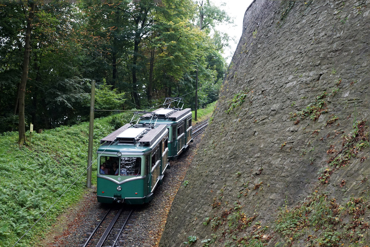 Impressionen der Drachenfelsbahn vom 24. September 2017
Die Drachenfelsbahn ist die älteste noch betriebene Zahnradbahn in Deutschland. Sie wird nach einer eigenen „Bau- und Betriebsordnung für die Drachenfelsbahn “ von der Bergbahnen im Siebengebirge AG betrieben.
Am Drachenfels.
Foto: Walter Ruetsch
