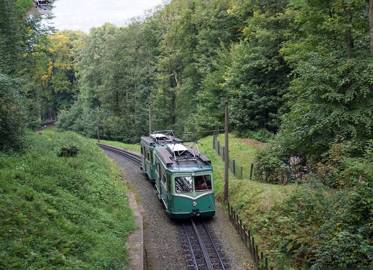 Impressionen der Drachenfelsbahn vom 24. September 2017
Die Drachenfelsbahn ist die älteste noch betriebene Zahnradbahn in Deutschland. Sie wird nach einer eigenen „Bau- und Betriebsordnung für die Drachenfelsbahn “ von der Bergbahnen im Siebengebirge AG betrieben.
Foto: Walter Ruetsch
