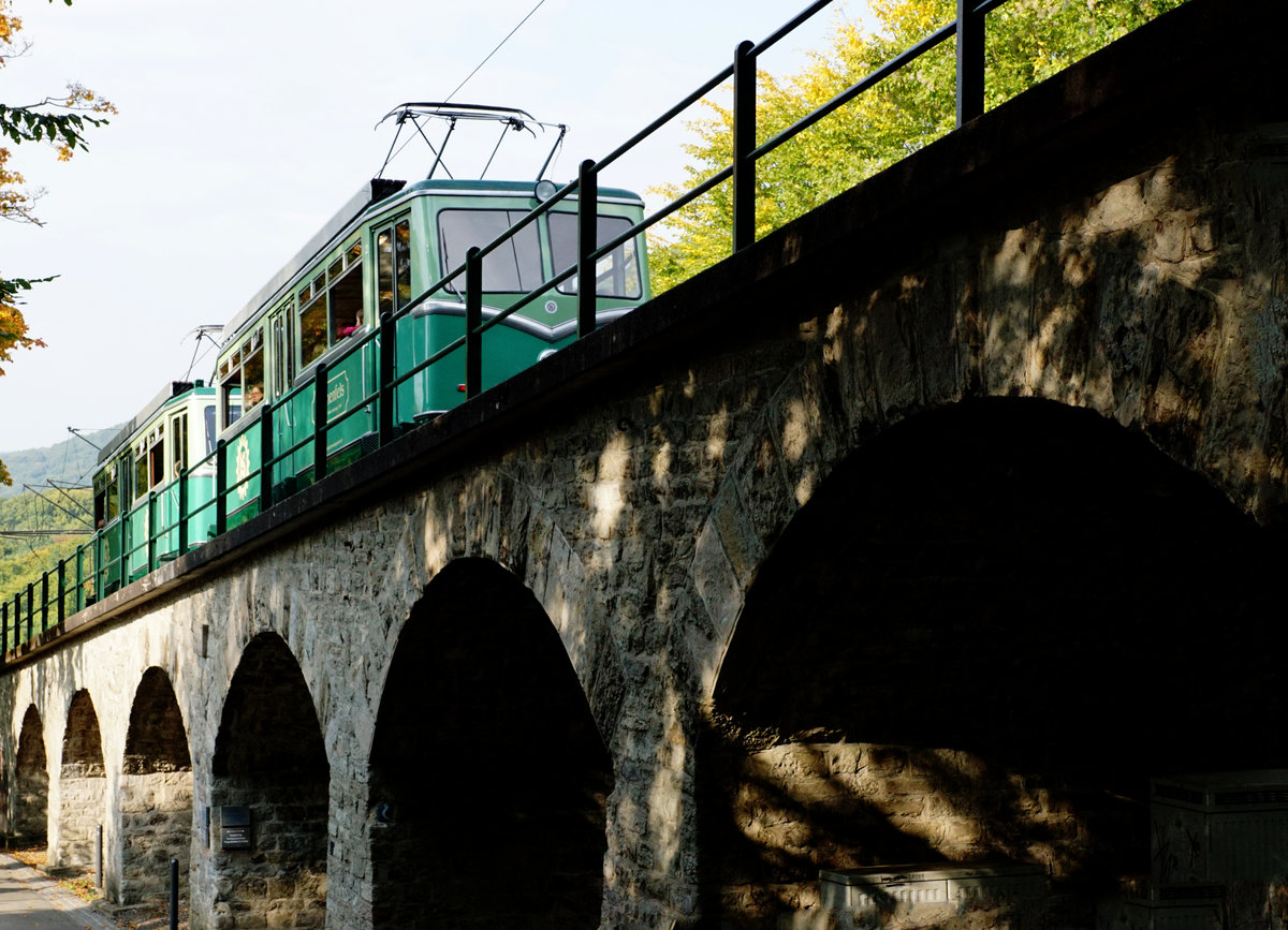Impressionen der Drachenfelsbahn vom 24. September 2017
Die Drachenfelsbahn ist die älteste noch betriebene Zahnradbahn in Deutschland. Sie wird nach einer eigenen „Bau- und Betriebsordnung für die Drachenfelsbahn “ von der Bergbahnen im Siebengebirge AG betrieben.
Foto: Walter Ruetsch
