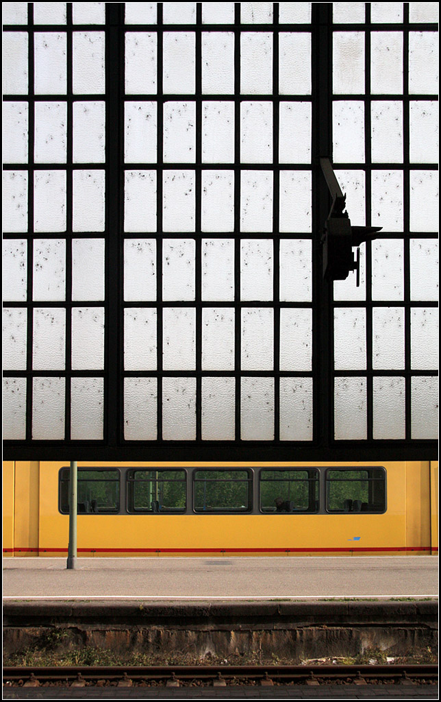 Impressionen Hauptbahnhof Karlsruhe - 

Der Stadtbahntriebwagen darf hier nicht in die Halle. 

23.04.2009 (M)
