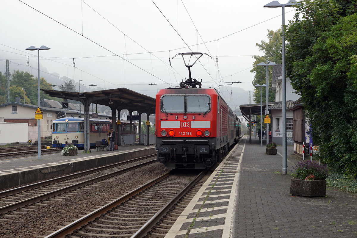 Impressionen der Kasbachtalbahn vom 24. September 2017.
Von der damaligen Bahnstrecke Linz - Neustad wird seit dem Jahre 1999 nur noch der Streckenabschnitt Linz - Kalenborn an Wochenenden mit Schienenbussen der Reihe VT 798 bedient.
 Veteranentreffen  im Bahnhof Linz.
Foto: Walter Ruetsch