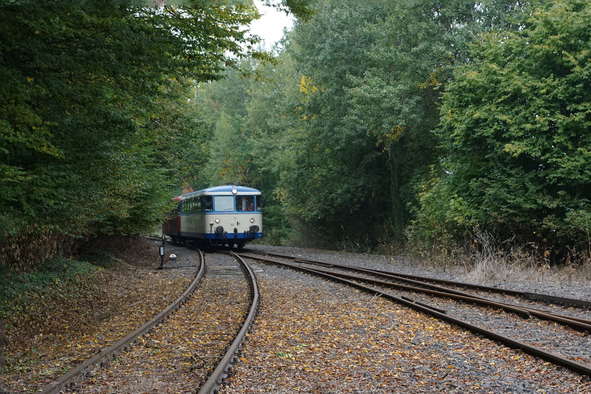 Impressionen der Kasbachtalbahn vom 24. September 2017.
Von der damaligen Bahnstrecke Linz - Neustad wird seit dem Jahre 1999 nur noch der Streckenabschnitt Linz - Kalenborn an Wochenenden mit Schienenbussen der Reihe VT 798 bedient.
Doppeltraktion VT 798 kurz vor Kalenborn. 
Foto: Walter Ruetsch