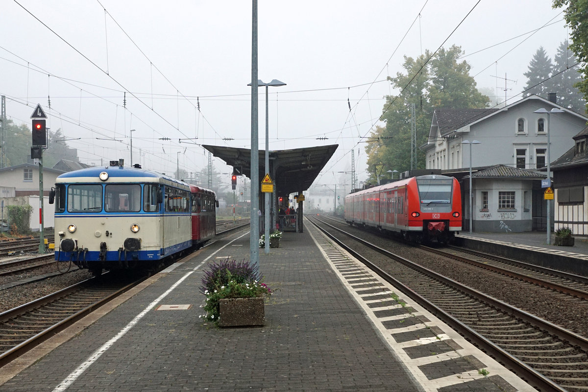 Impressionen der Kasbachtalbahn vom 24. September 2017.
Von der damaligen Bahnstrecke Linz - Neustad wird seit dem Jahre 1999 nur noch der Streckenabschnitt Linz - Kalenborn an Wochenenden mit Schienenbussen der Reihe VT 798 bedient.
Züge in Linz auf die Abfahrt wartend nach Kalenborn und Koblenz.
Foto: Walter Ruetsch