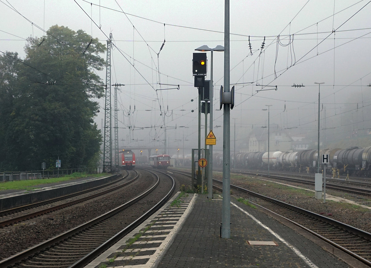 Impressionen der Kasbachtalbahn vom 24. September 2017.
Von der damaligen Bahnstrecke Linz - Neustad wird seit dem Jahre 1999 nur noch der Streckenabschnitt Linz - Kalenborn an Wochenenden mit Schienenbussen der Reihe VT 798 bedient.
Paralleleinfahrt Linz bei herbstlichem Morgennebel. Im Hintergrund sind die beiden Züge leicht erkennbar.
Foto: Walter Ruetsch