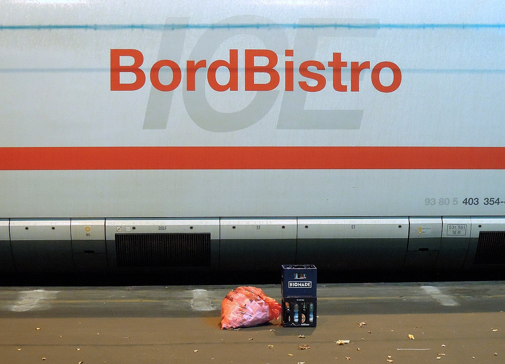 Impressionen Kln Hbf.: die Reste der Bordverpflegung. 27.10.2013
