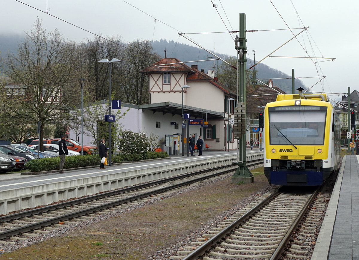 Impressionen der Münstertalbahn.
Die Münstertalbahn ist eine eingleisige, elektrifizierte Nebenbahn von Bad Krozingen nach Münstertal.
Sämtliche Aufnahmen sind am 5. April 2019 in Staufen entstanden.
Foto: Walter Ruetsch
