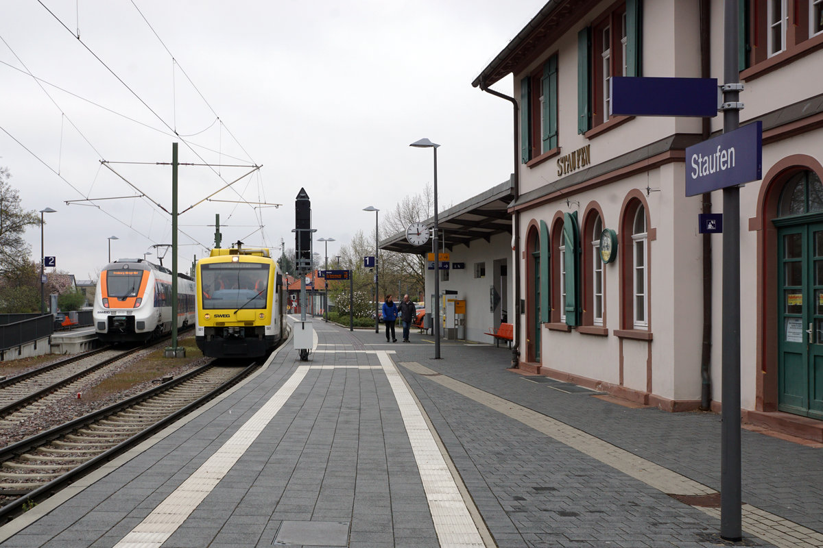 Impressionen der Münstertalbahn.
Die Münstertalbahn ist eine eingleisige, elektrifizierte Nebenbahn von Bad Krozingen nach Münstertal.
Sämtliche Aufnahmen sind am 5. April 2019 in Staufen entstanden.
Foto: Walter Ruetsch
