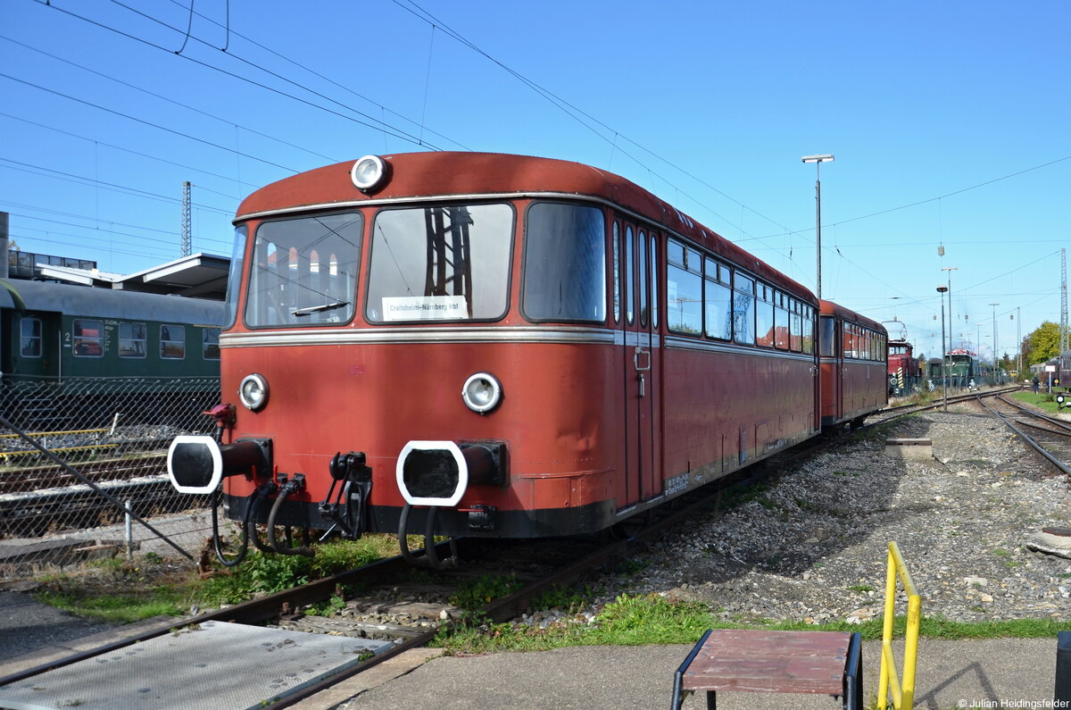 Impressionen von den Rieser Dampftagen im Bayerischen Eisenbahnmuseum: Der Retter der Nebenbahnen VT 98 als Ausstellungsstück auf dem Museumsgelände. 09.10.2022