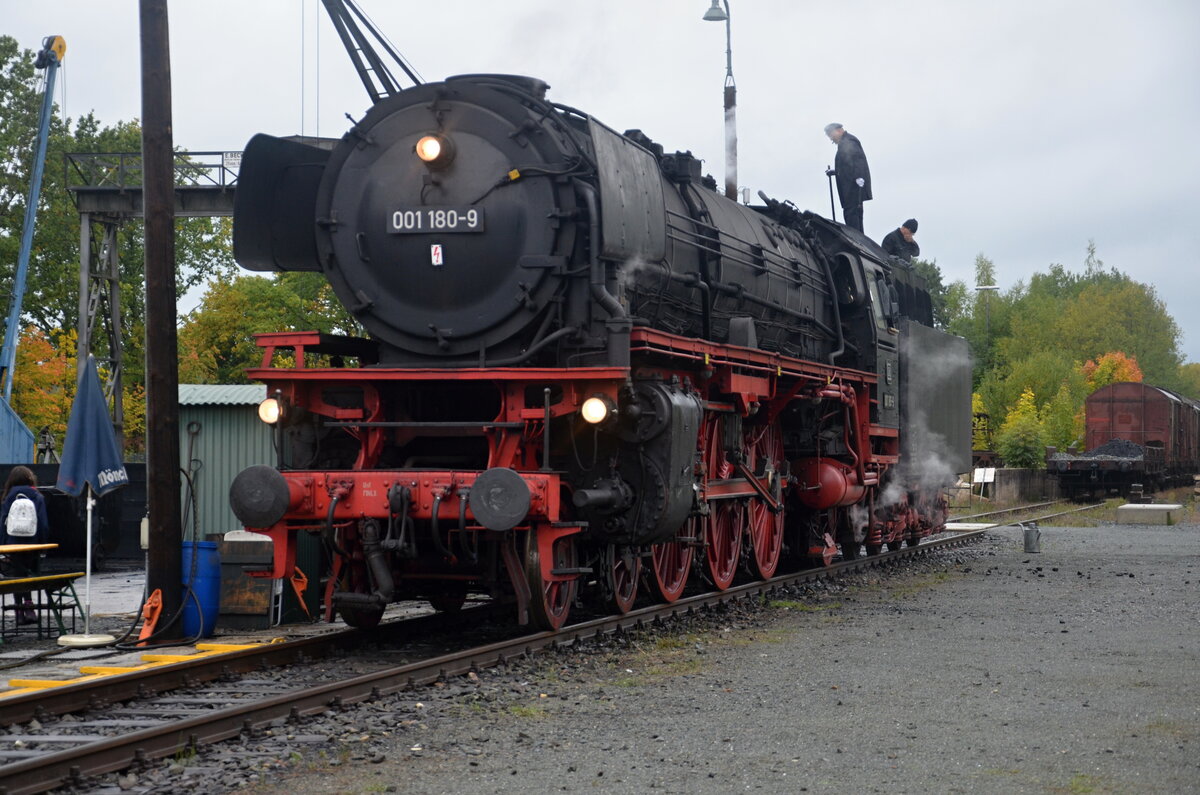 Impressionen der Sonderzugfahrt nach Neuenmarkt-Wirsberg. Hier steht unsere Zuglok 001-180-9 an der Bekohlungsanlage in Neuenmarkt-Wirsberg und wird frisch für die Rückfahrt versorgt.
Eine beeindruckende Maschine. Leider war das Wetter nicht ganz gnädig mit uns. Aufgenommen am 01.10.2022