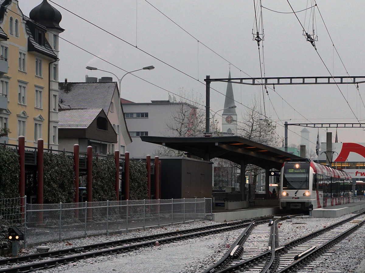 IMPRESSIONEN VOM BAHNHOF WIL
AB/FW: Hinter dem SBB befindet sich der Endbahnhof der Frauenfeld-Wil-Bahn. Dort wartete am trüben Morgen des 6. Dezember 2017 der ABe 4/8 7002  ZEBRA  als S l5 nach Frauenfeld vor seiner Abfahrt auf weitere Fahrgäste vom IR der SBB.
Fotostandort hinter der Abschrankung. Bildausschnitt Fotoshop.
Foto: Walter Ruetsch
