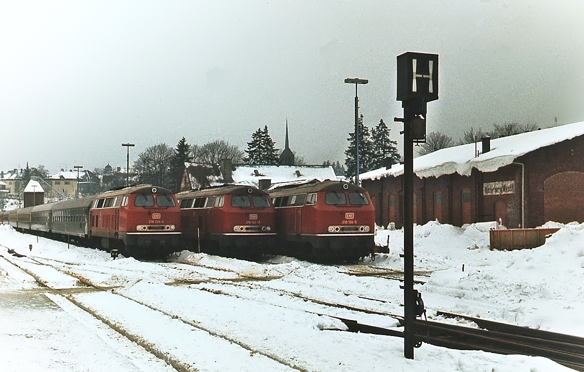 In den 1970er Jahren setzte die DB bei entsprechender Schneelage Sonderzüge aus dem Rheinland und dem Ruhrgebiet nach Winterberg ein. Am 05.02.1978 sind gleich drei Züge im Bahnhof Winterberg abgestellt, von links nach rechts 218 139-4, 218 142-9 und 218 134-5, daneben der Lokschuppen. Bei Platzmangel fuhren die Züge über die damals noch existierende Güterzugstrecke weiter nach Hallenberg zur Abstellung. 