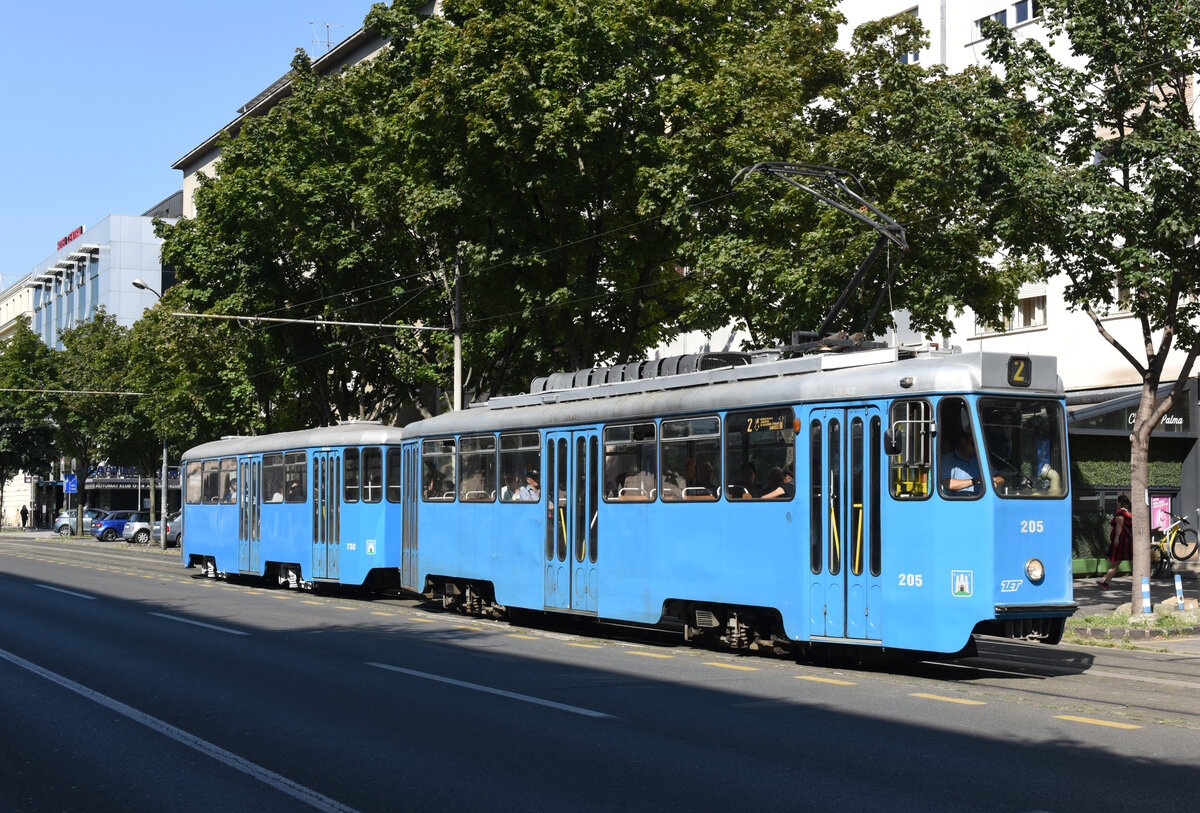 In den 1970er Jahren wurden von Đuro Đaković in Slavonski Brod die vierachsigen Triebwägen der Baureihe TMK 201 gebaut. Am frühen Morgen des 12. September 2023 war TMK 205 samt Beiwagen 730 auf der Line 2 nach Savišće unterwegs und wurde dabei von mir auf der Ulica Kneza Branimira fotografiert.