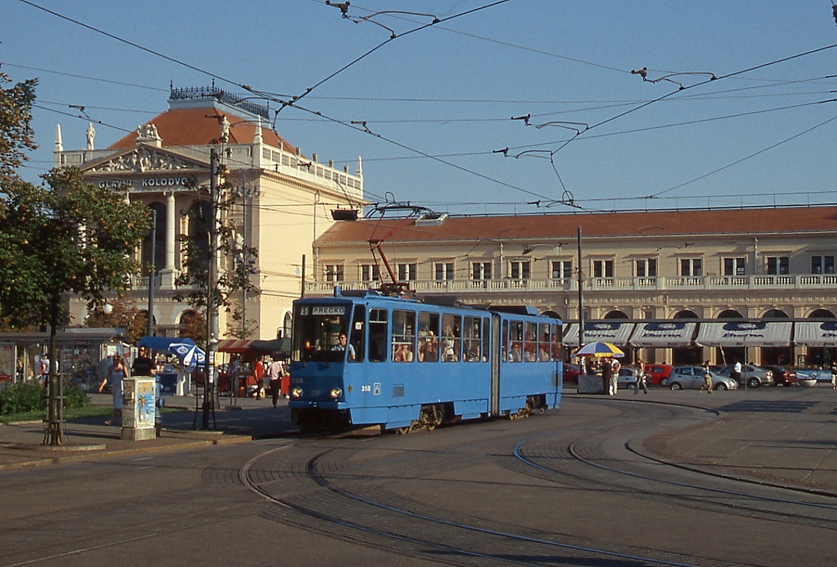 In den 1980er Jahren beschaffte die Straßenbahn Zagreb 51 Triebwagen des Typs KT4YU bei CKD-Tatra, die als Baureihe TMK 301 bezeichnet wurden, hier Tw 350 im Sommer 2005 vor dem Zagreber Hauptbahnhof