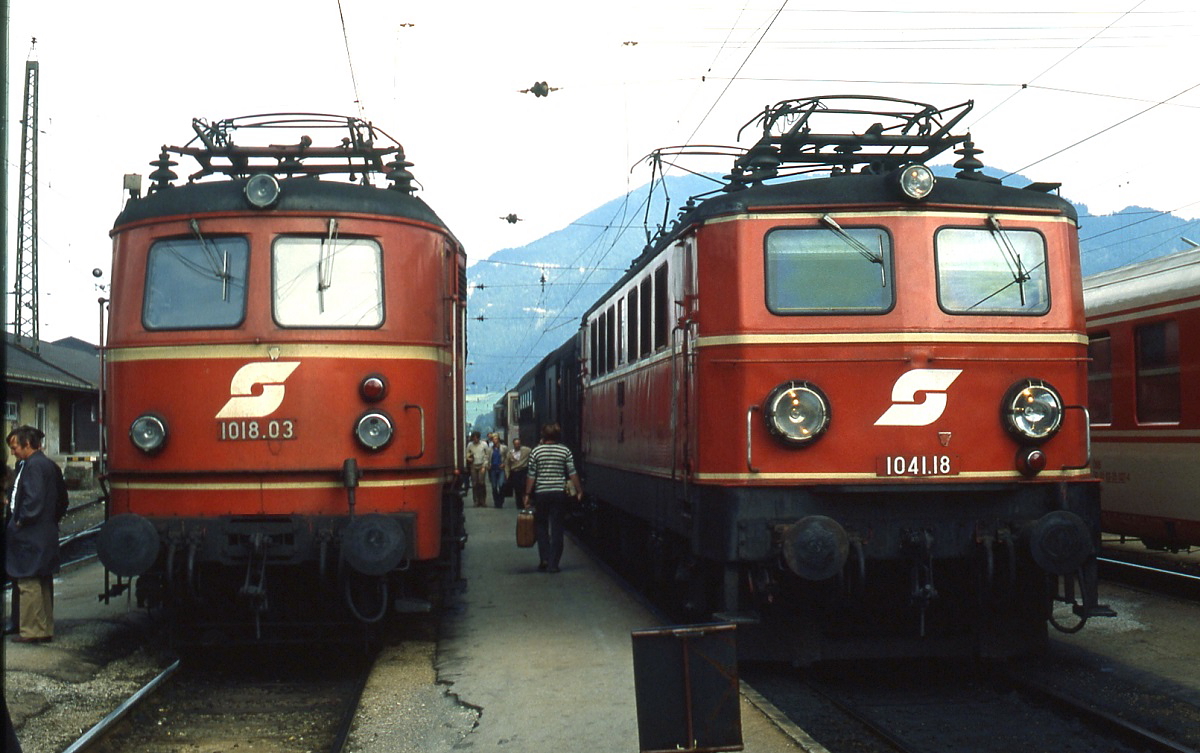 In den 1980er Jahren ein alltäglicher Anblick im Bahnhof Stainach-Irdning: 1018.03 vor einem Eilzug auf der Salzkammergutbahn nach Attnang-Puchheim und 1041.18 vor einem Regionalzug auf der Ennstalbahn nach Bischofshofen (September 1986)