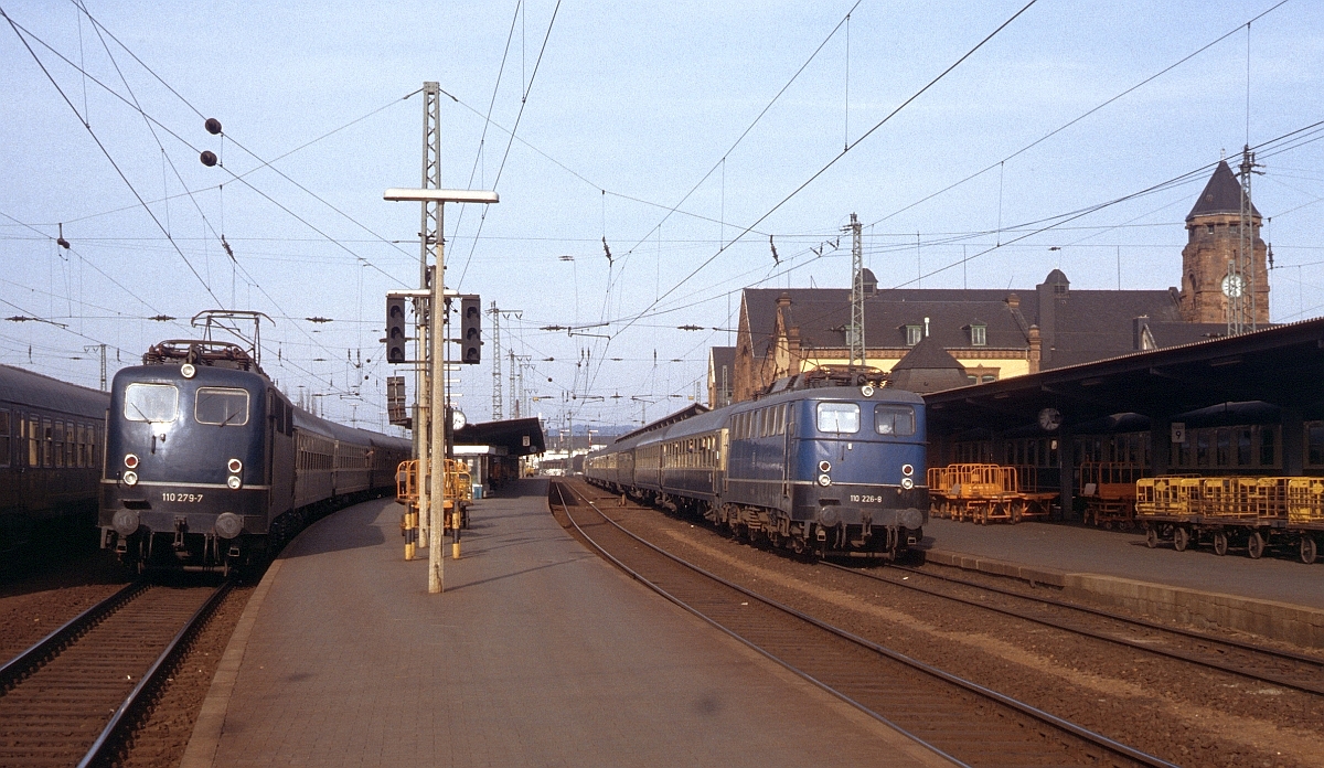 In den 1980er Jahren war der Bahnhof Gießen noch fotogen, inzwischen ist er  Einheitsmodernisiert . Die Aufnahme macht anschaulich, wie viele Detailvarianten es allein bei blauen Kastenloks der Baureihe 110, angefangen vom Farbton bis zu Griffleisten und Regenrinne gab (Sommer 1983). 