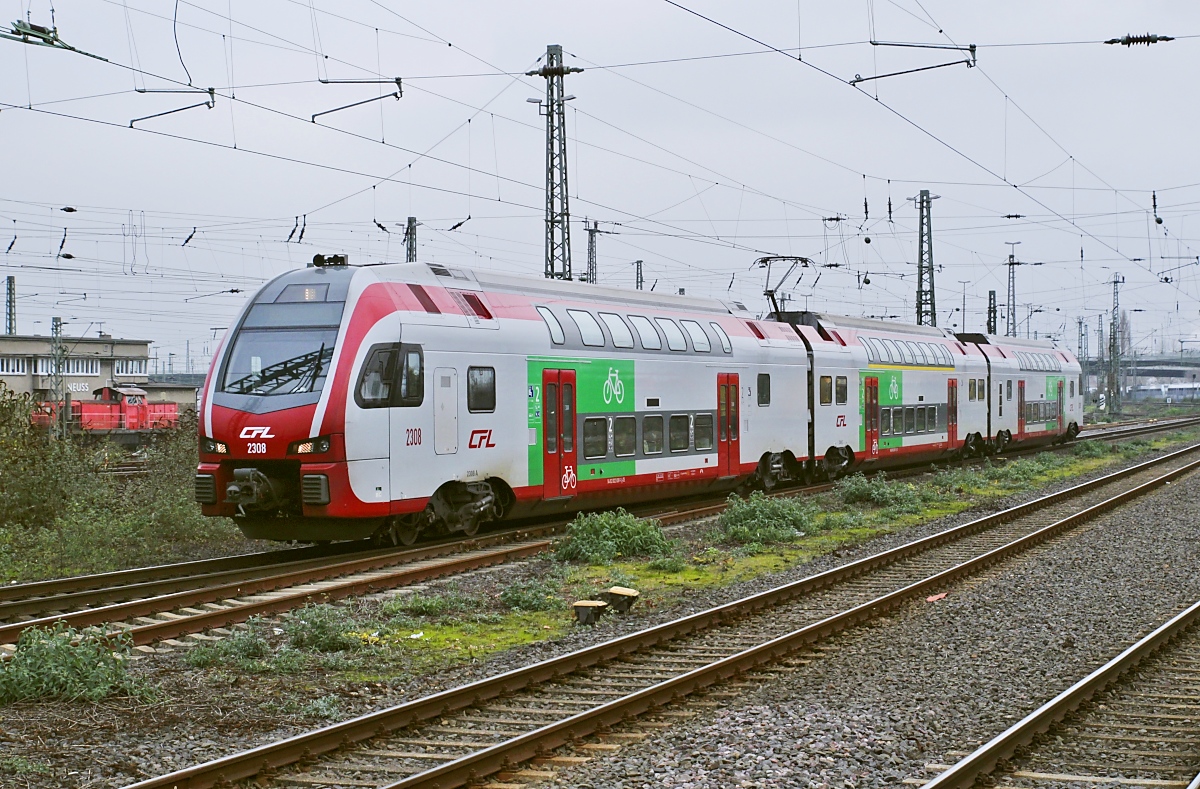 In der 2. Adventswoche wurden wieder einmal einige IC zwischen Düsseldorf und Köln über Neuss umgeleitet, dazu gehörte auch der IC 5106 Düsseldorf - Luxemburg. Am 11.12.2022 durchfährt CFL 2308 den Neusser Hauptbahnhof.
