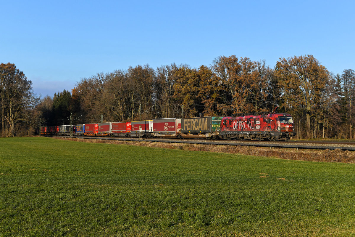 In 2020 fuhr sie mir mit schöner Regelmäßigkeit vor die Linse: Die für TXLogistik im Einsatz stehende 193 555 von Alpha Trains mit ihrer meines Erachtens sehr gelungenen äußeren Gestaltung im Camouflage-Look. Am 25. November des Jahres brachte sie den DGS 43155 von Köln Eifeltor nach Verona Q.E. und begegnete mir bei Brannenburg. Die bereits tief stehende Sonne leuchtet den KLV-Zug schön aus. 
