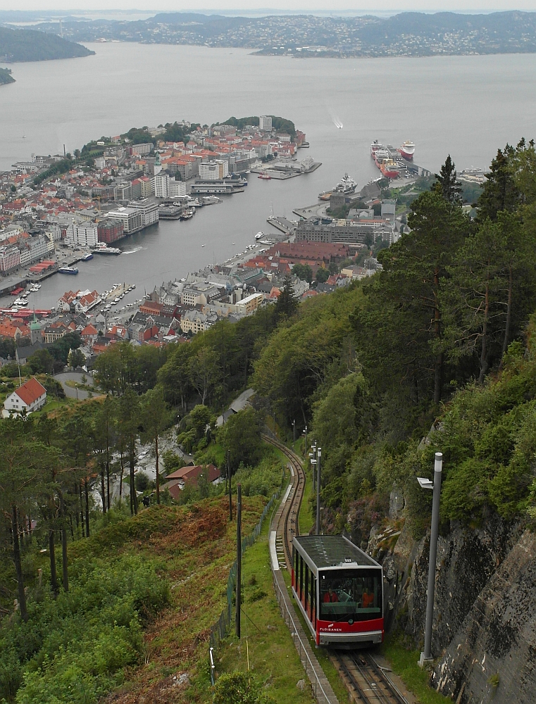 In 6-7 Minuten vom Stadtzentrum auf den Stadtberg von Bergen, den Fløyen. Ein Wagen der Fløibahn befindet sich am 21.08.2015 kurz vor der Einfahrt in die Bergstation.