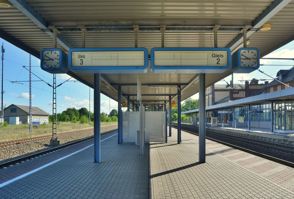 In den 90er Jahren wurde die Strecke Magdeburg - Berlin modernisiert und die dazugehörigen Haltepunkte und Bahnhöfe inklusive. Dabei bekamen die Bahnhöfe neue Fallblattanzeiger. Burg und Genthin waren die letzten beiden Bahnhöfe mit Fallblattanzeigern wenn auch außer Betrieb, diese haben bis 2021 überlebt wenn auch schon längst ohne Funktion.

Burg 11.07.2020