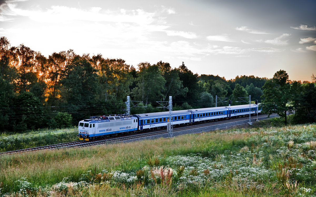 In der Abenddämmerung fährt die 362 110-9 mit einem R aus Praha hl.n. nach Ceskě Budějovice in Sudoměříce u Tábora.Bild vom 24.6.2017
