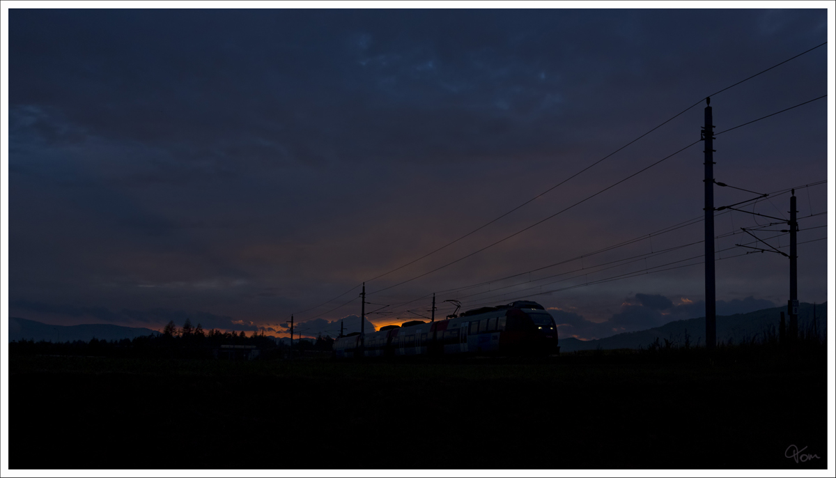 In der Abenddmmerung fhrt ein Talent als R 1712 von Friesach nach Mrzzuschlag. Zeltweg 20.8.2013