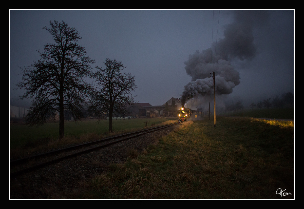 In der Abenddämmerung verlässt 498.04 mit einem Adventzug die Haltestelle Sommerhubermühle.
8.12.2016