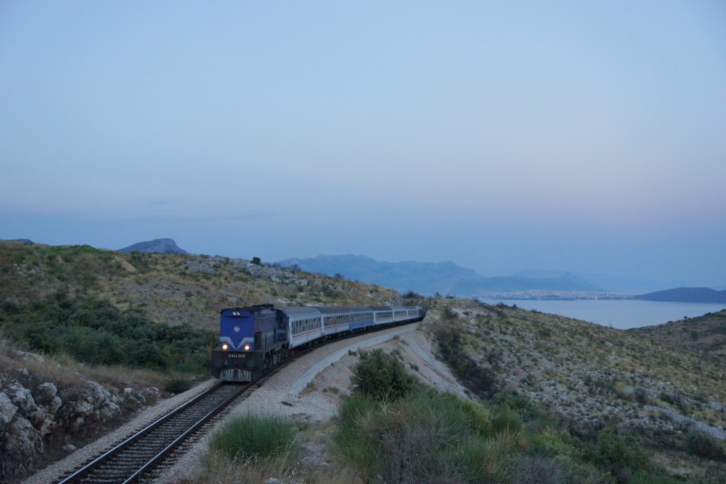 In der Abenddmmerung war 2044 029 mit dem B 1822 (Split - Zagreb) unterwegs. Sadine, 24.07.2013