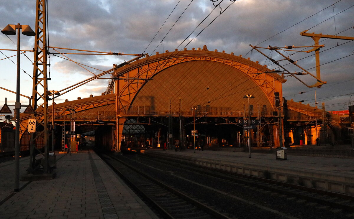 In der Abendsonne , die Halle des Bahnhofes Dresden Neustadt, der Fotograf wartet auf den EC nach Prag. 15.09.2022 19:09 Uhr.