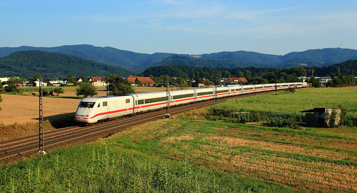 In der Abendsonne des 06.08.2015 ist ein ICE 1 bei Kollmarsreute nördlich von Freiburg unterwegs