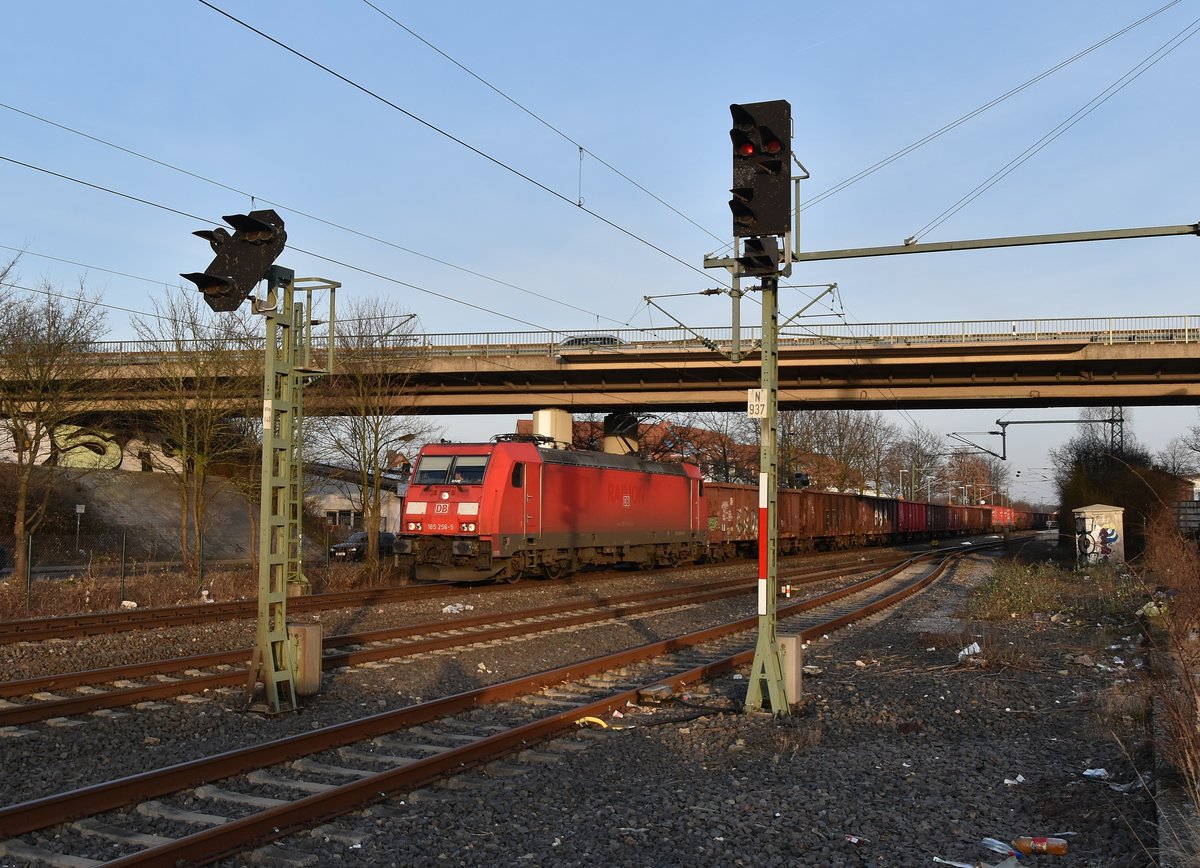 In der Abendsonne des 1.3.2018 kommt die 185 256-5 mit einem Mischer durch Korschenbroich gen Mönchengladbach gefahren.