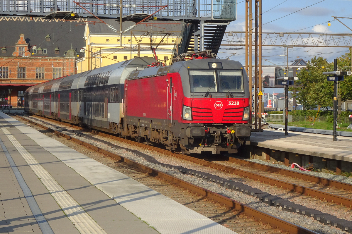 In der Abendsonne des 2. September 2023 wartet der Vectron 3218 der DSB mit einem Regionalzug nach Roskilde im Bahnhof Helsingør auf Abfahrt.
Helsingør, 2. 9. 2013, 18.04 Uhr (Kamera zeigt Winterzeit....)