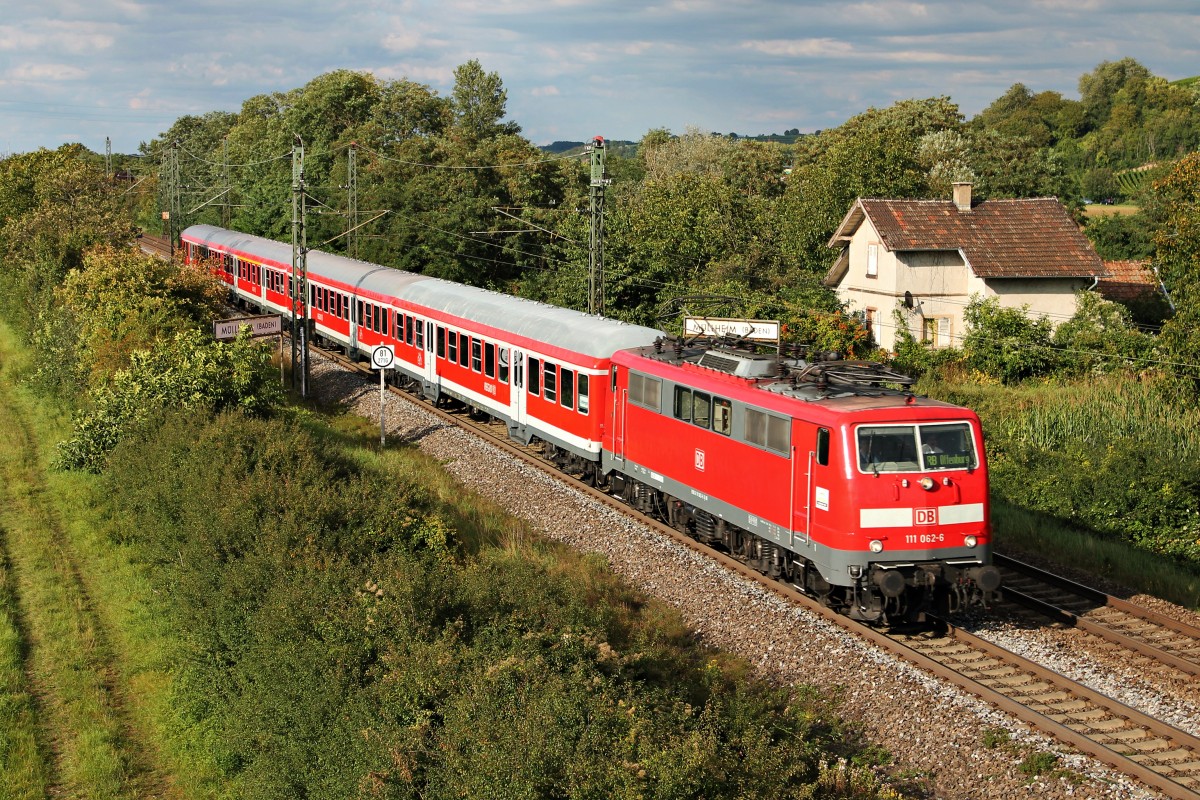 In der Abendsonne des 22.08.204 fuhr die Freiburger 111 062-6  Neuenburg am Rhein  mit einer RegionalBahn (Offenburg - Schliengen) aus dem Bahnhofsbereich von Müllheim (Baden).