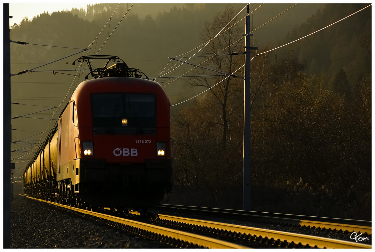 In der Abendsonne, fährt 1116 273 mit einem Kesselzug durch Sauerbrunn. 
13.3.2013