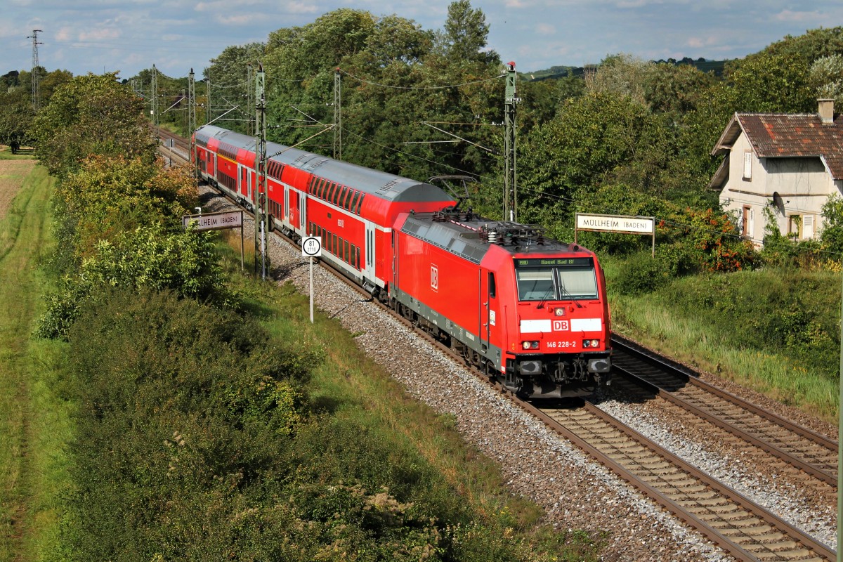 In der Abendsonne fuhr am 22.08.2014 mit einer RB (Offenburg - Basel Bad Bf) die Freiburger 146 228-2 aus dem Bahnhof von Müllheim (Baden).