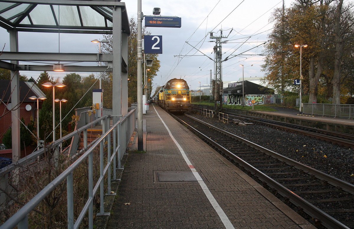 In der Abendstimmung kommt ein Güterzug die Kohlscheider-Rampe hoch in Richtung Aachen-West.
Aufgenommen von Bahnsteig 2 in Kohlscheid. 
Am Abend vom 13.11.2017.