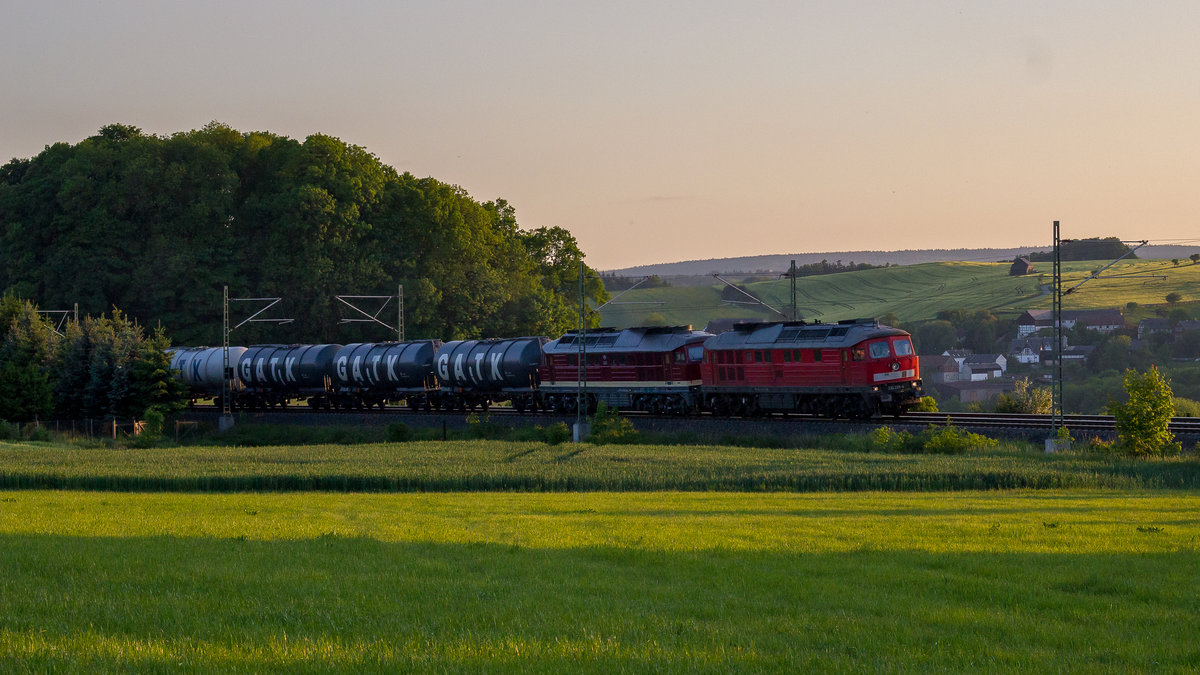 In den Abendstunden des 26. Mai 2017 wurde der LEG Kessel kurz vor dem Hp Ruppertsgrün abgelichtet. 232 239-4 + eine unbekannte 132 (vielleicht 109 oder 334) zogen die Fuhre. 