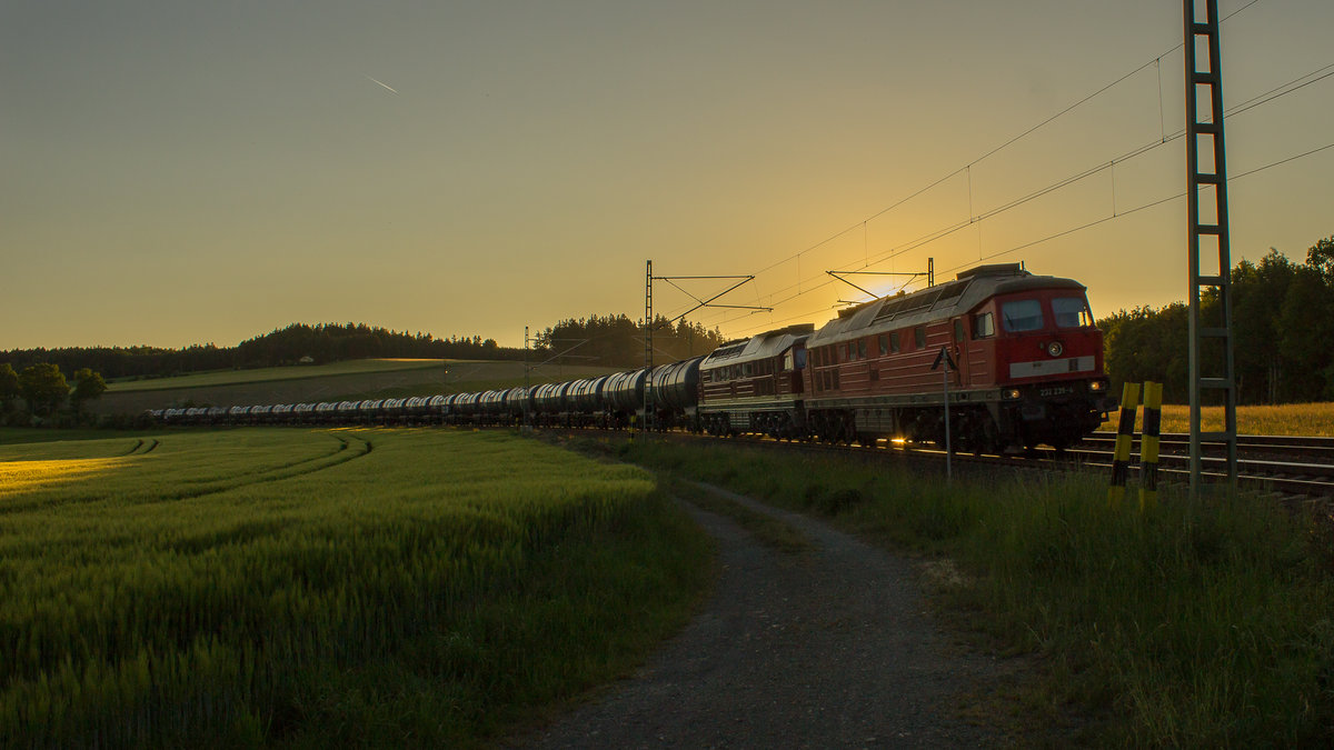 In den Abendstunden des 27. Mai 2017 kam erneut ein Kessel der LEG. Die Sonne stand zwar auf der falschen Seite, aber ein interessantes Ergebnis kam dabei trotzdem zustande, findet zumindest der Fotograf. 232 239-4 + eine unbekannte 132 (eventl. 109 oder 334) zogen den Zug, der in Drochaus, also zwischen Schönberg und Mehltheuer, abgelichtet wurde. 