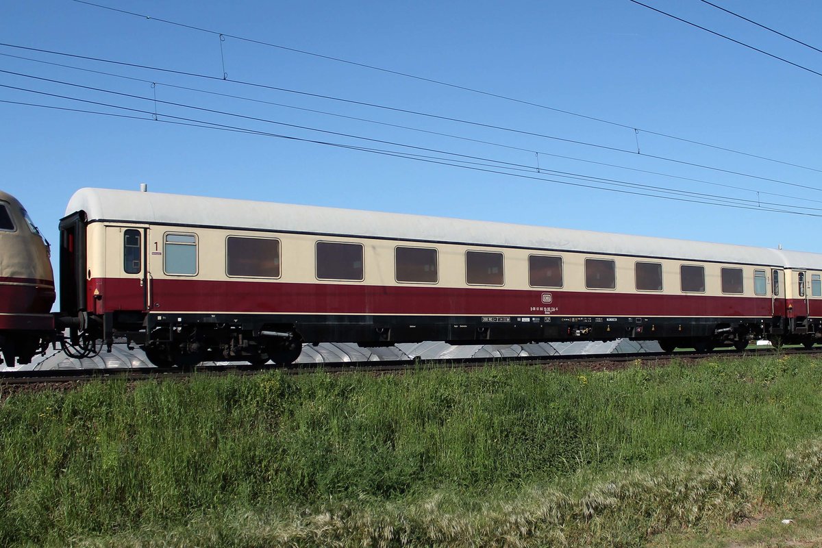 In den Abendstunden des 7. Mai 2018 fuhren die historischen Fahrzeuge von ihrem Einsatz beim Bahnhofsfest Lauda nach Koblenz zurück. Insgesamt waren es 6 Loks, 5 Personenwagen und 1 Flachwagen beladen mit dem Adler. Gesehen auf der Rhein-Main-Bahn KBS 651. Hier ein D-Zug Wagen Gattung Avmz, 61 80 19-90 134-6.