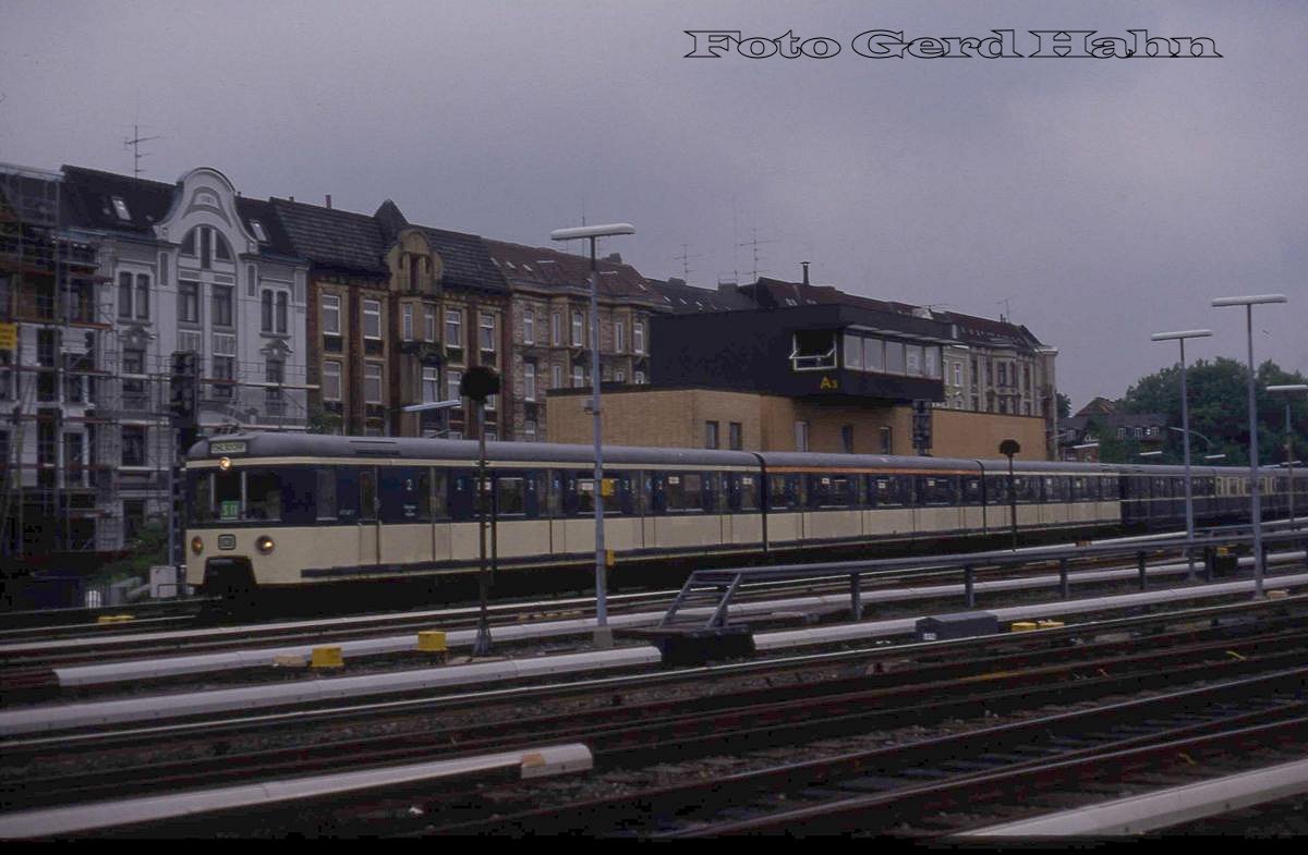 In der Abstellgruppe am Bahnhof Hamburg Altona stand am Abend des 9.6.1988 die S 11 mit 471407.