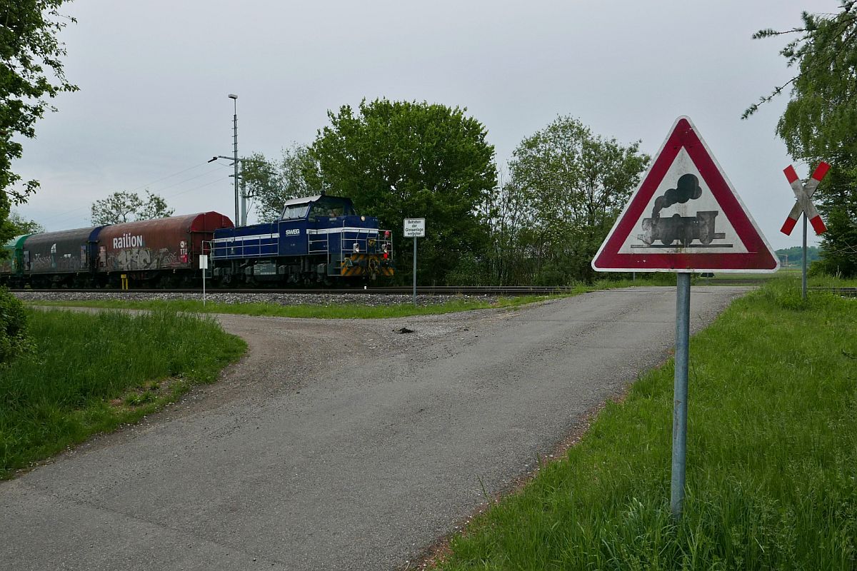 In der Abstellgruppe bei einem Hersteller von Regalsystemen hat V 151 (580 002-0) der SWEG die zuvor dort hingezogenen Güterwagen gegen dort bereitgestellte Wagen getauscht und befindet sich auf der Rückfahrt Richtung Bahnhof Krauchenwies (13.05.2020).