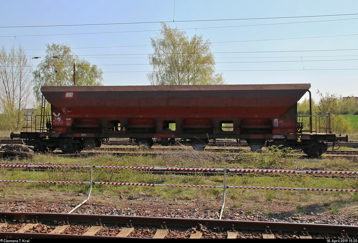 In der Abstellgruppe des Bahnhofs Angersdorf, welche im Mai 2019 umfangreich erneuert wurde, ist ein einziger Drehgestell-Schüttgutwagen mit dosierbarer Schwerkraftentladung der Gattung  Facs 124  (31 80 6941 294-4 D-DB) der DB abgestellt.
Aufgenommen im Gegenlicht von Bahnsteig 2/3.
[18.4.2019 | 15:20 Uhr]