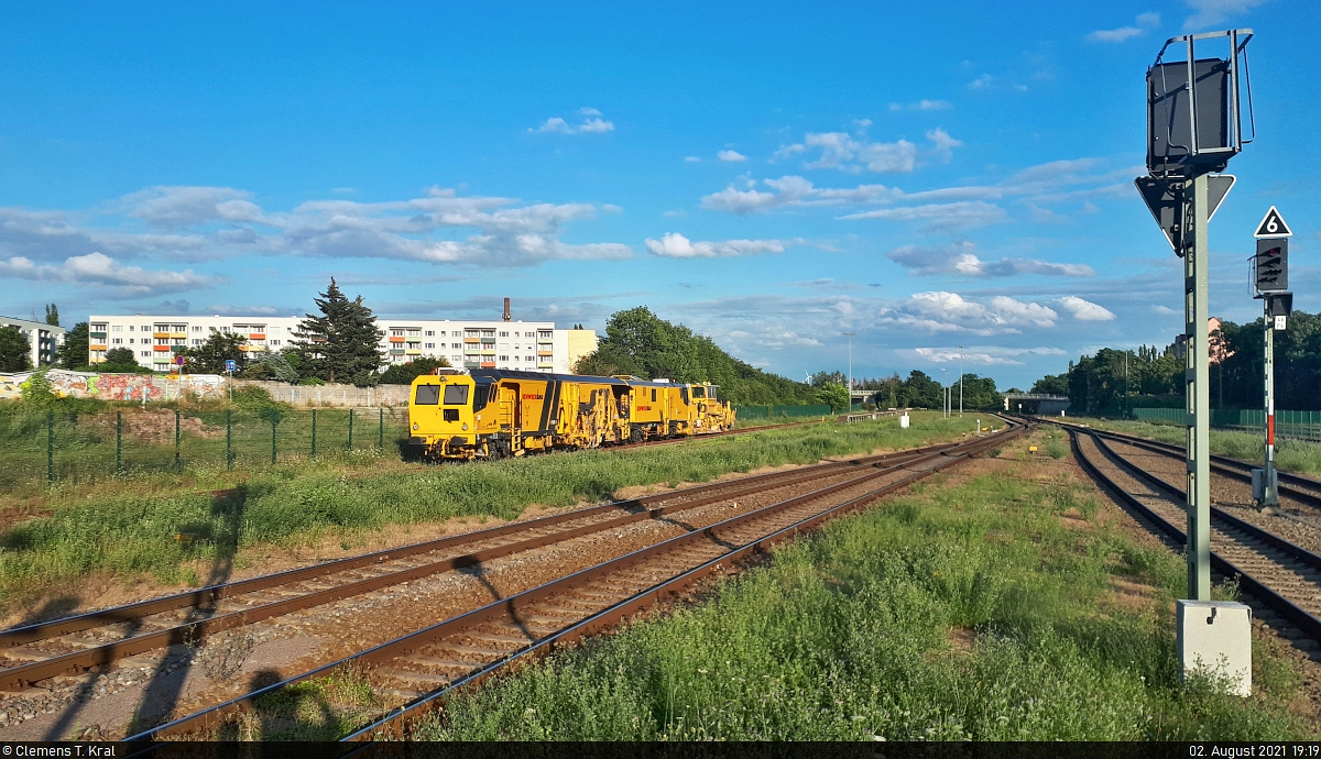 In der Abstellgruppe des Bahnhofs Aschersleben hat sich über mehrere Tage ein Baufahrzeug-Tandem eingemietet - bestehend aus einer Universal-Stopfmaschine Matisa B 66 UC (99 80 9124 029-6 D-SBAU) und einer Schotterplanier- und Profilierungsmaschine Plasser & Theurer SSP 110 SW (99 80 9425 062-3 D-SBAU).
Aufgenommen am Ende des Bahnsteigs 4/5.

🧰 Schweerbau GmbH & Co. KG
🕓 2.8.2021 | 19:19 Uhr

(Smartphone-Aufnahme)