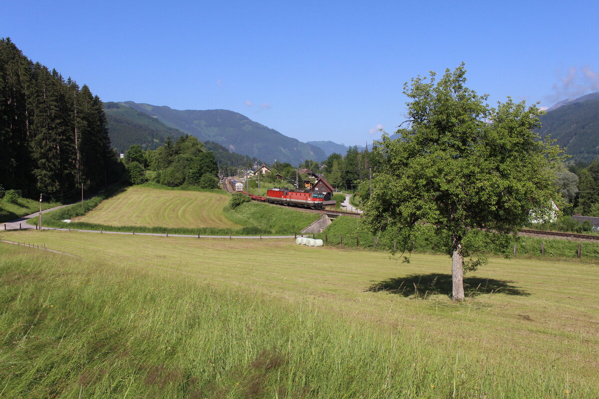 In Admont beginnt das legendär Gesäuse. Ein enges Tal durch das die Enns fließt.
Am 22.6.2021 durchfahren die 1144 104 und 1144 271 mit dem DG54960 den Bahnhof von Admont im noch recht weiten Ennstal in Richtung Linz Vbf.