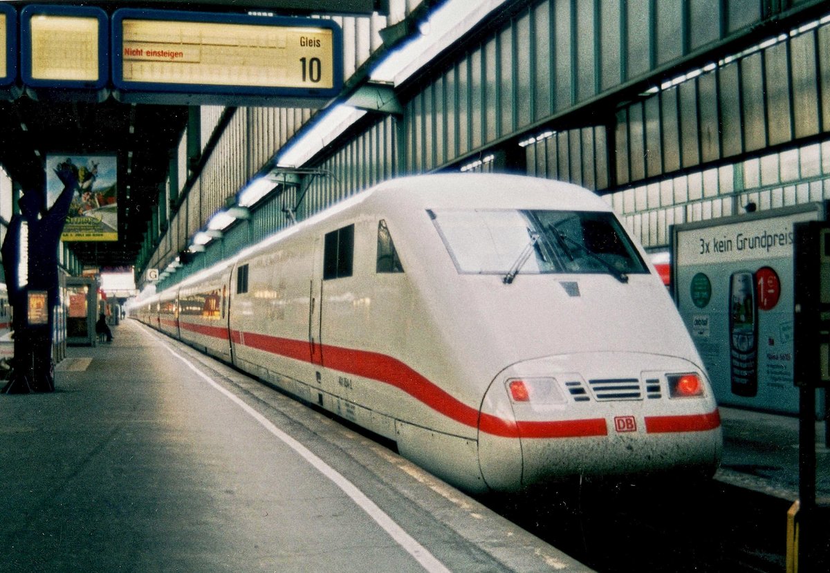 in �lteres, eingescantes Foto. Ein ICE1 (BR 5 401) im Stuttggarter HBF, am Ende von September 2002.