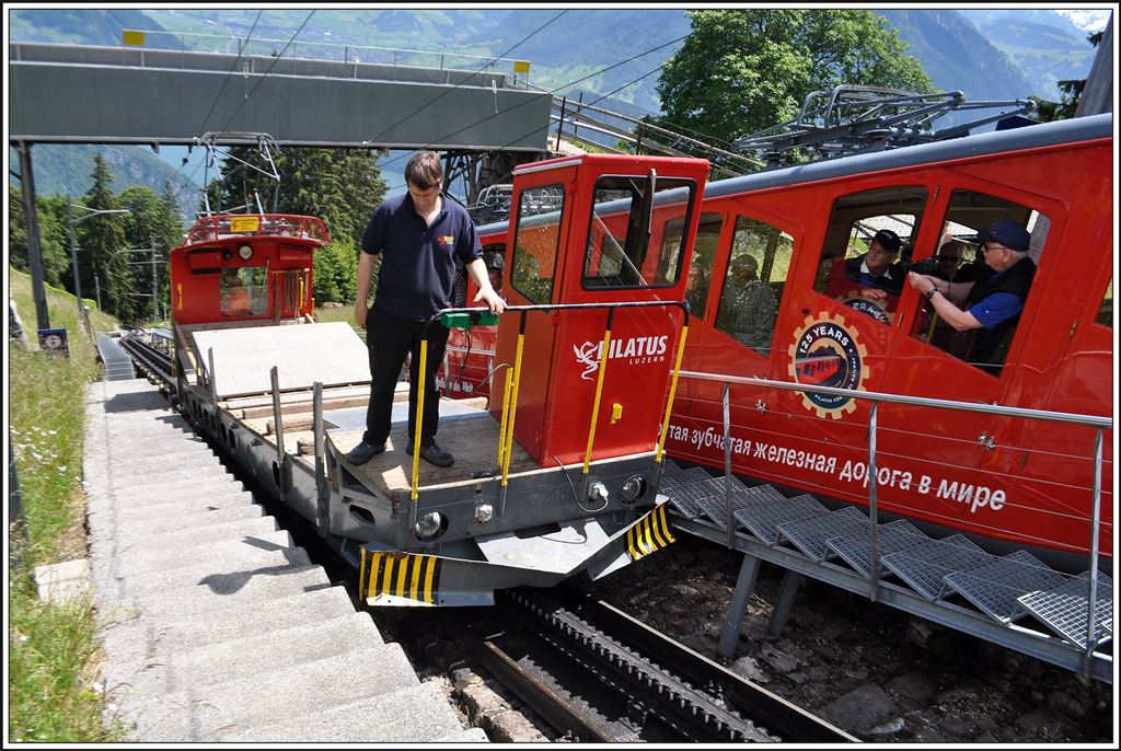 In Ämsigen kreuzt uns wieder einmal der Gütertriebwagen. (03.07.2014)