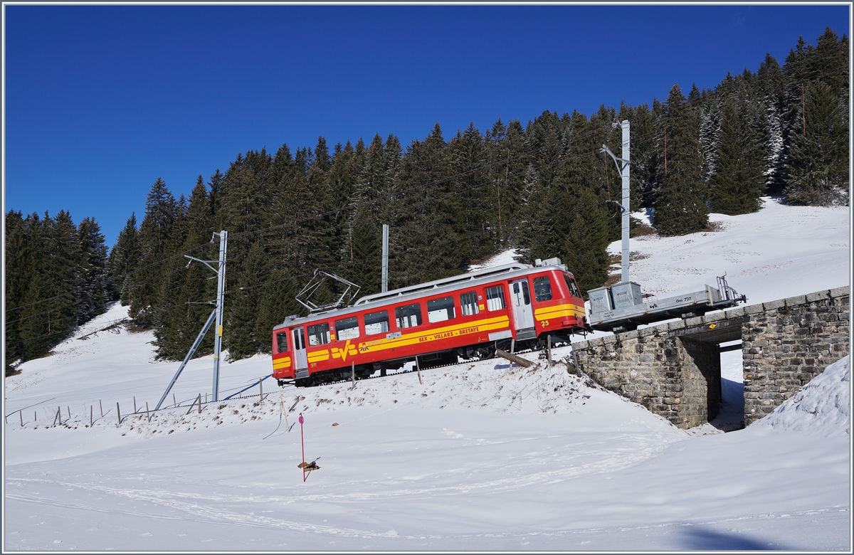 In Aigle Dépôt A-L steht ein baugleicher BDeh 2/4, in Fontannza-Seulaz ein weiter BVB BDeh 2/4, doch der hier zu sehende BDeh 2/4 25 wird noch im Reiseverkehr eingesetzt, hier als Leerfahrt nach einer Gruppenextrafahrt kurz vor dem Col-de-Soud. 

5. März 2019