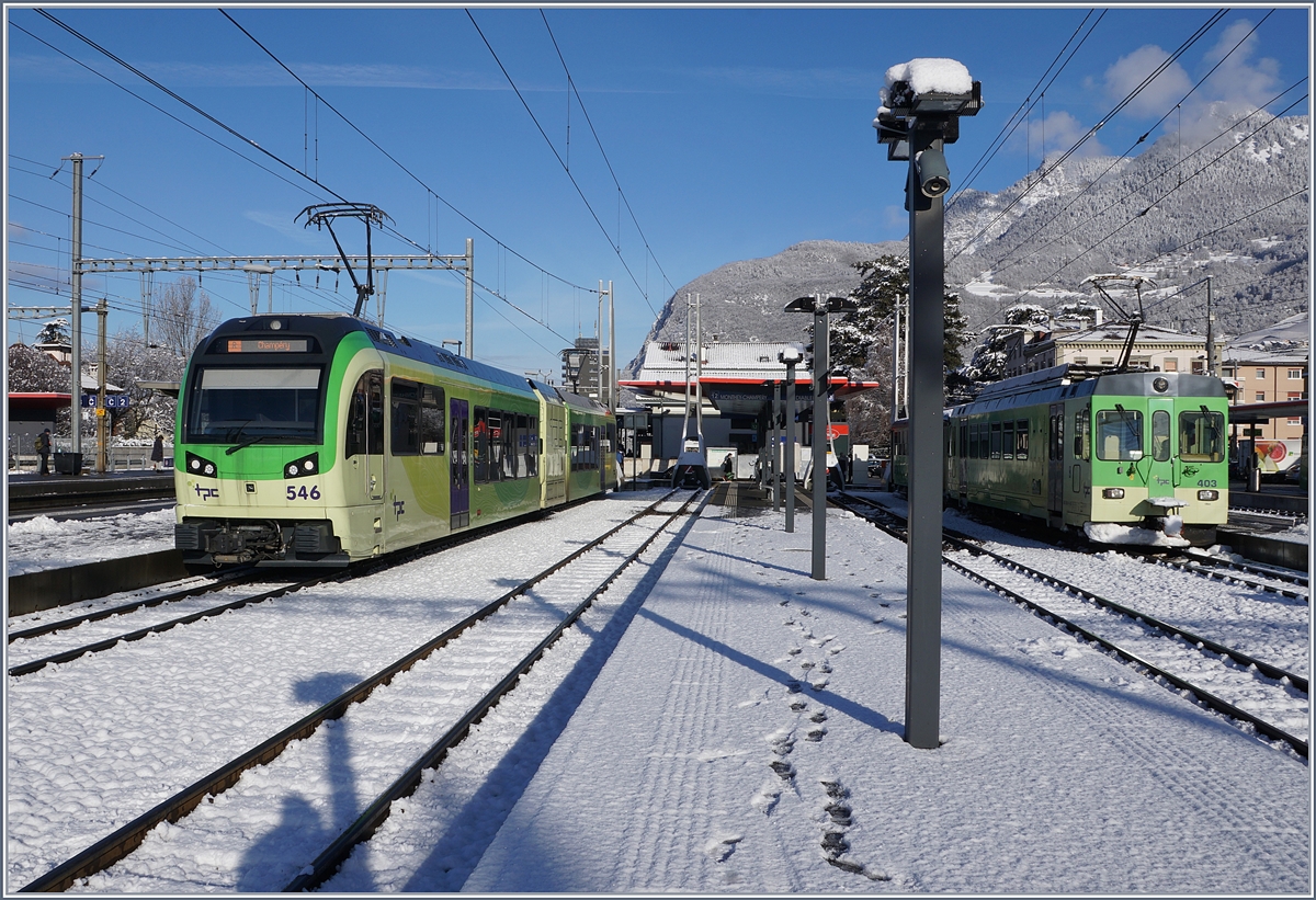 In Aigle warten der Beh 2/6 546 der AOMC (TPC) und der BDe 4/4 403 der ASD (TPC) auf die Abfahrt nach Champéry und Les Diablerets. 

29. Jan. 2019