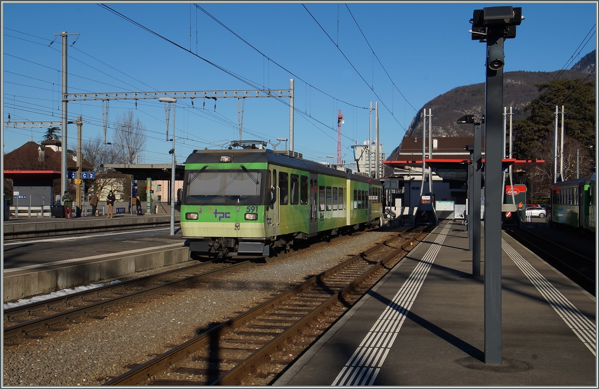 In Aigle wartet der AOMC Beh 4/8 591 als Regionalzug 32 auf die Abfahrt nach Champéry.
25. Jan. 2016
